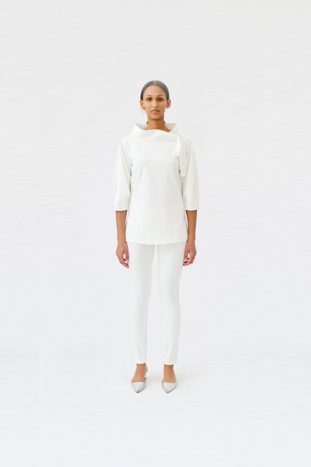 wingate collection teno white top on female model with silver slippers video