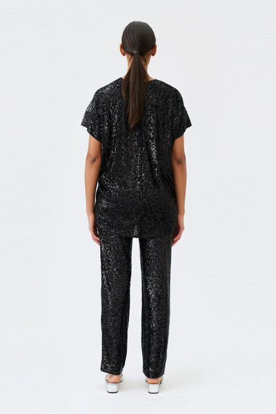 wingate collection tia black top on female model with silver slippers back