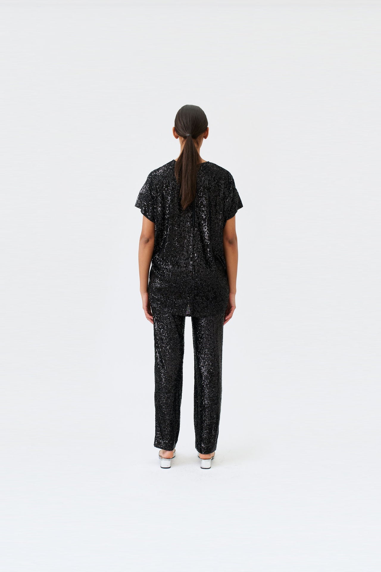 wingate collection tia black top on female model with silver slippers back